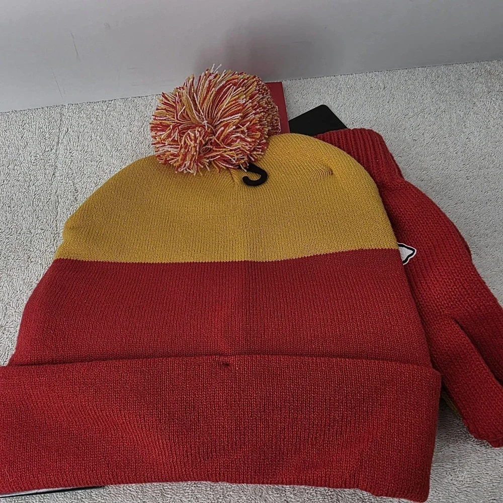 Ultra Game NFL Kansas City Chiefs Winter Beanie Knit Pom Hat with Gloves Set NEW